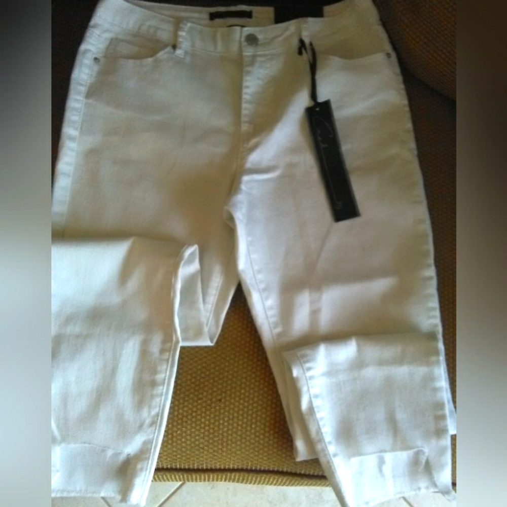 BNWT WHITE JEANS DISTRESSED SZ. 30/11 BY CRED NY KYLE JEAN